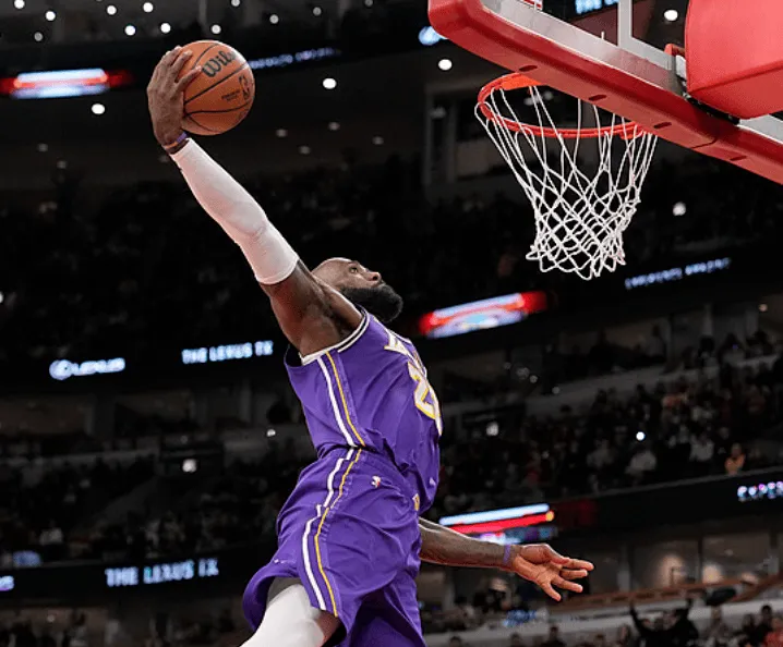 华体会app官方网站-詹姆斯上半场15中9砍下20分，下半场4中0、罚球4中4拿到4分